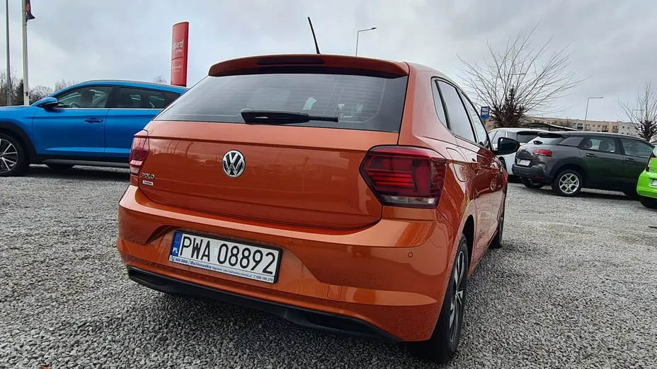 VOLKSWAGEN Polo -