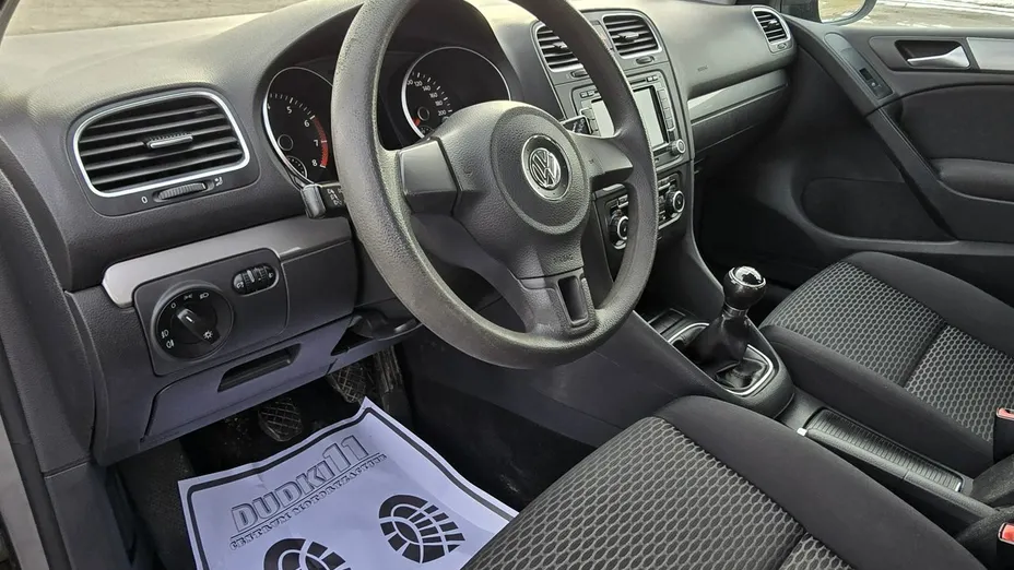 VOLKSWAGEN Golf -