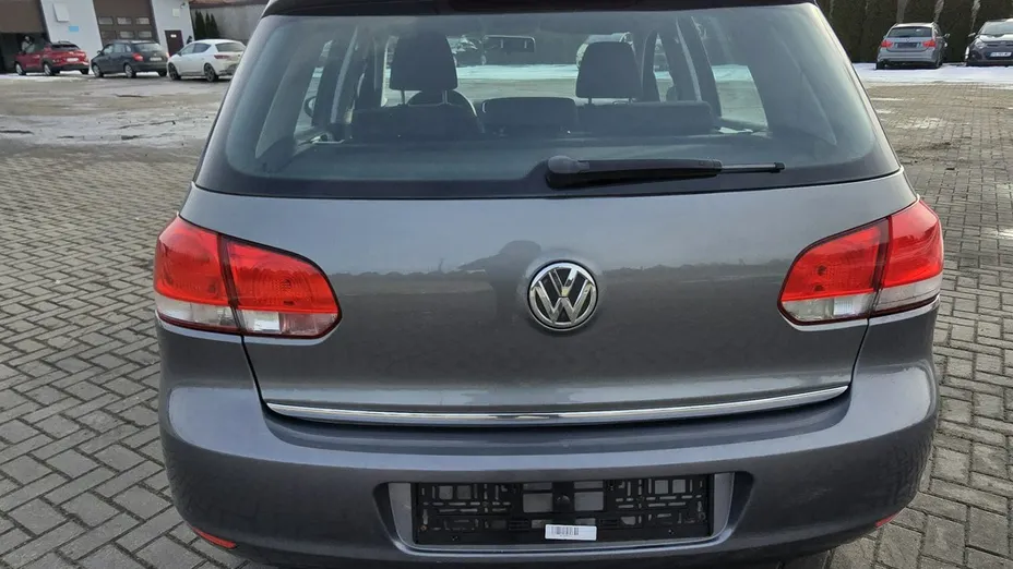 VOLKSWAGEN Golf -