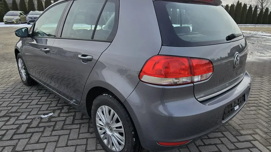 VOLKSWAGEN Golf -