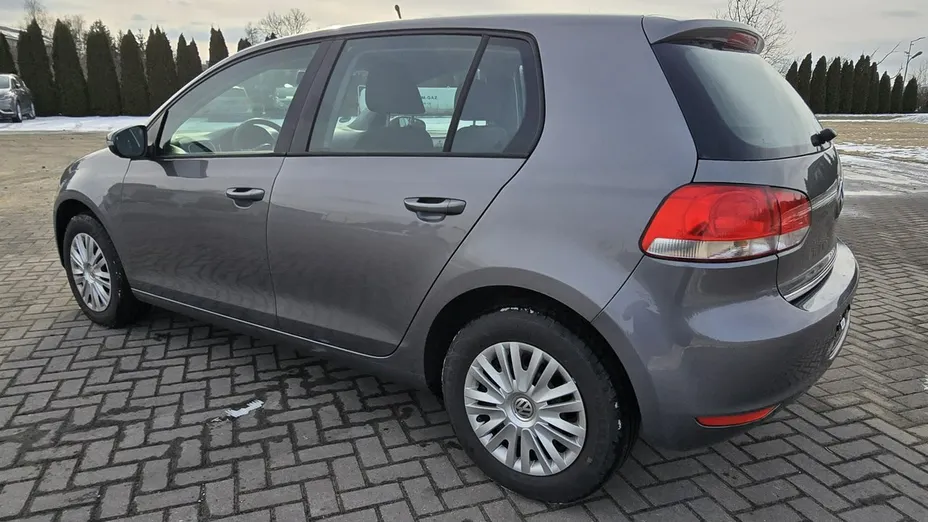VOLKSWAGEN Golf -