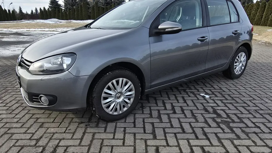 VOLKSWAGEN Golf -