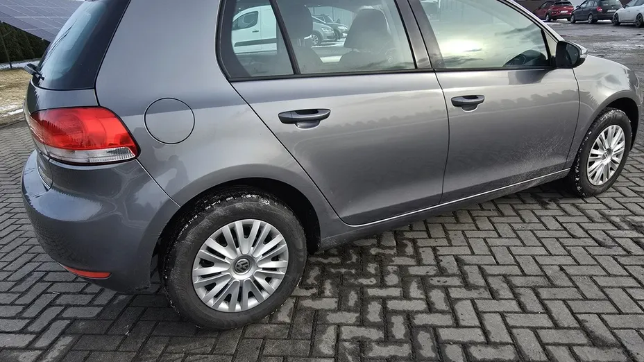 VOLKSWAGEN Golf -