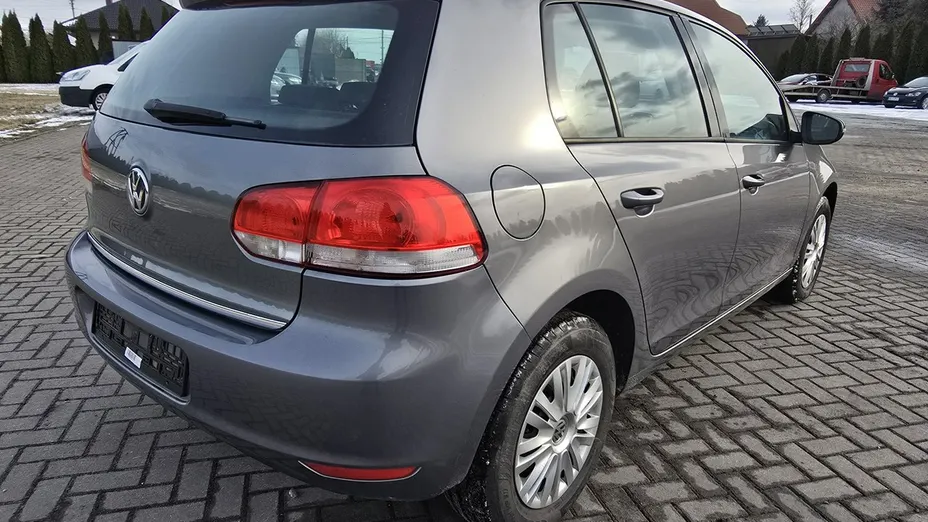 VOLKSWAGEN Golf -