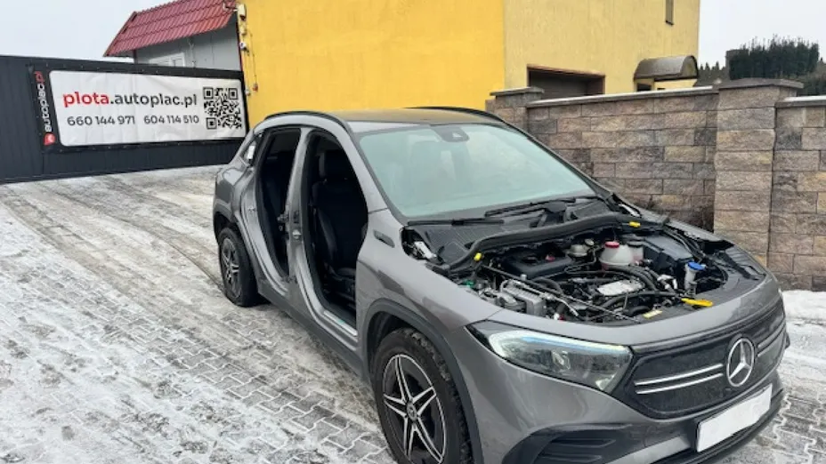 MERCEDES-BENZ EQA -
