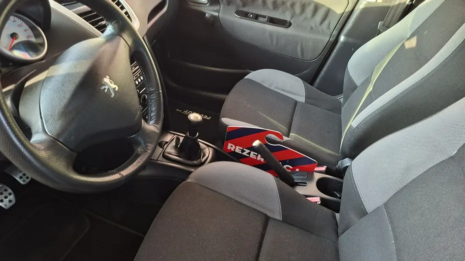 PEUGEOT 207 -
