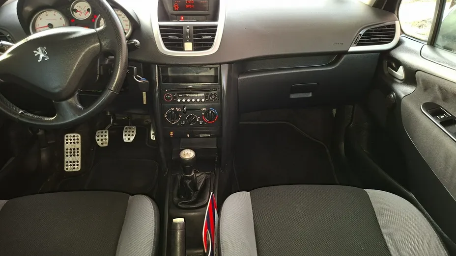PEUGEOT 207 -