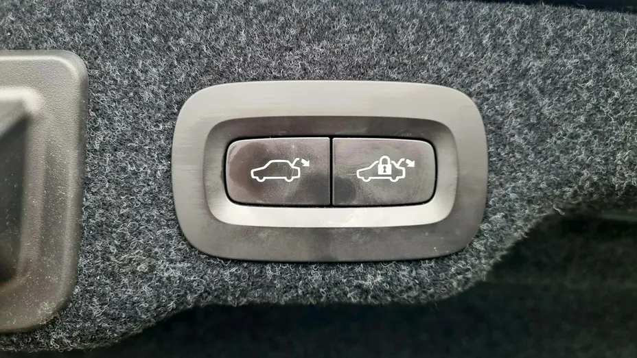 VOLVO S90 -