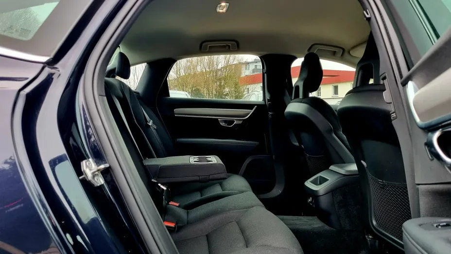 VOLVO S90 -