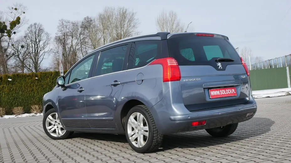 PEUGEOT 5008 -