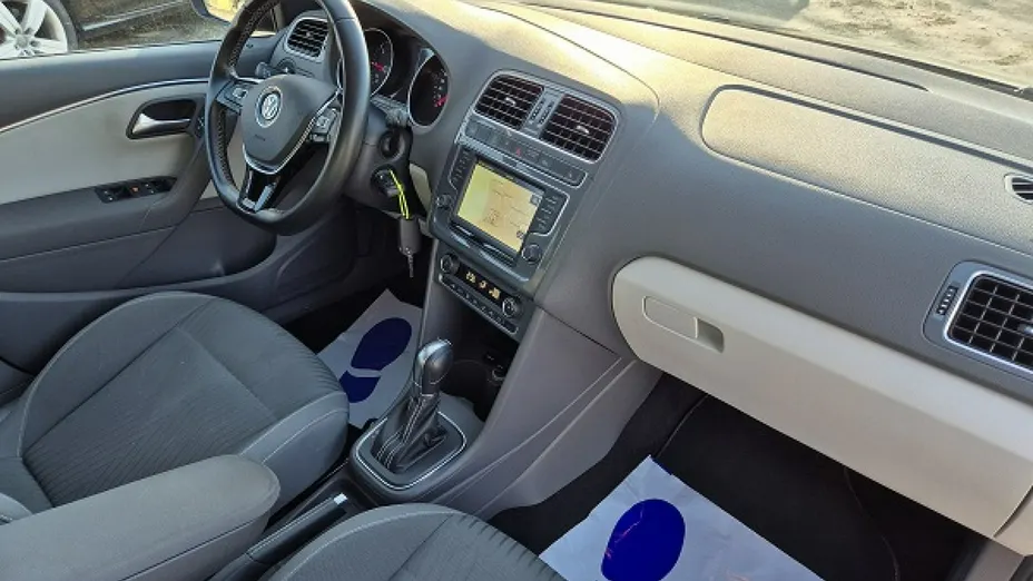 VOLKSWAGEN Polo -