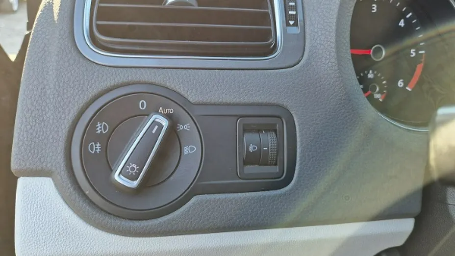 VOLKSWAGEN Polo -