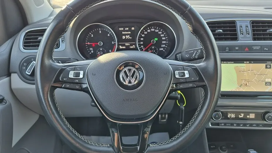 VOLKSWAGEN Polo -