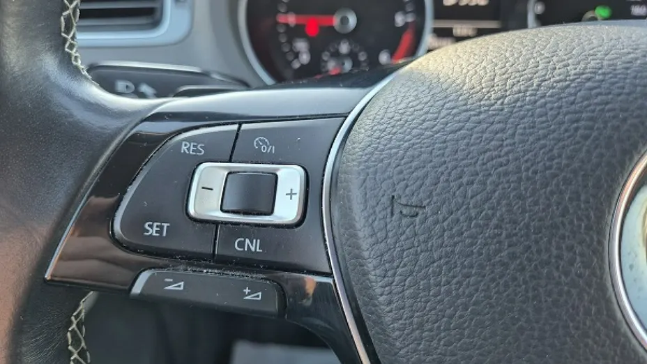 VOLKSWAGEN Polo -