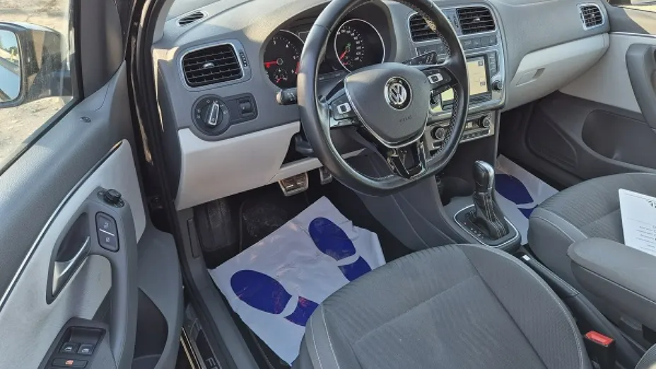 VOLKSWAGEN Polo -