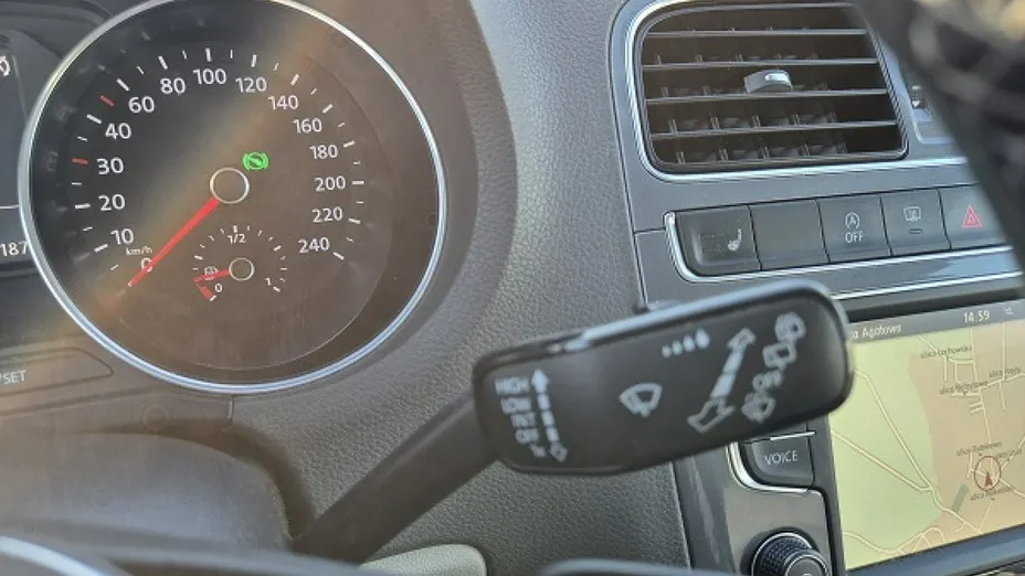 VOLKSWAGEN Polo -