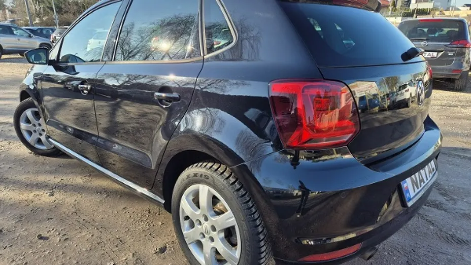 VOLKSWAGEN Polo -