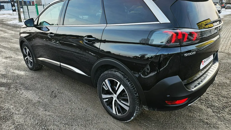 PEUGEOT 5008 -