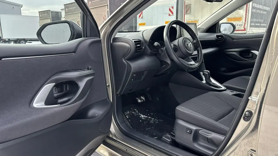 TOYOTA Yaris -