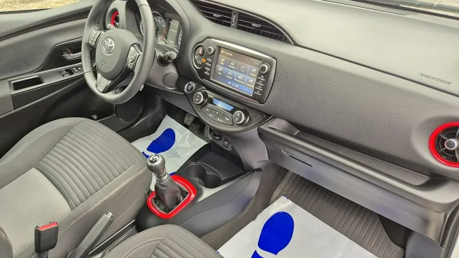 TOYOTA Yaris -