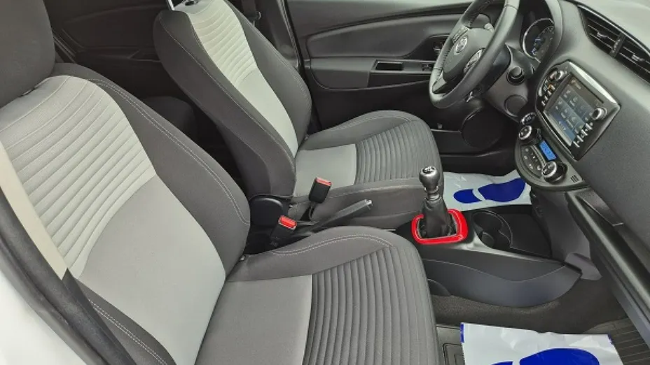 TOYOTA Yaris -