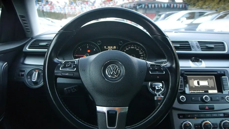 VOLKSWAGEN Passat -