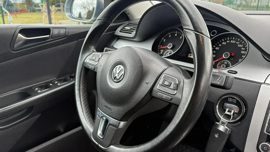 VOLKSWAGEN Passat -