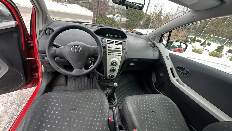 TOYOTA Yaris -