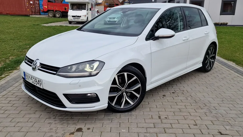 VOLKSWAGEN Golf -
