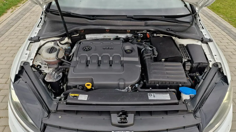 VOLKSWAGEN Golf -
