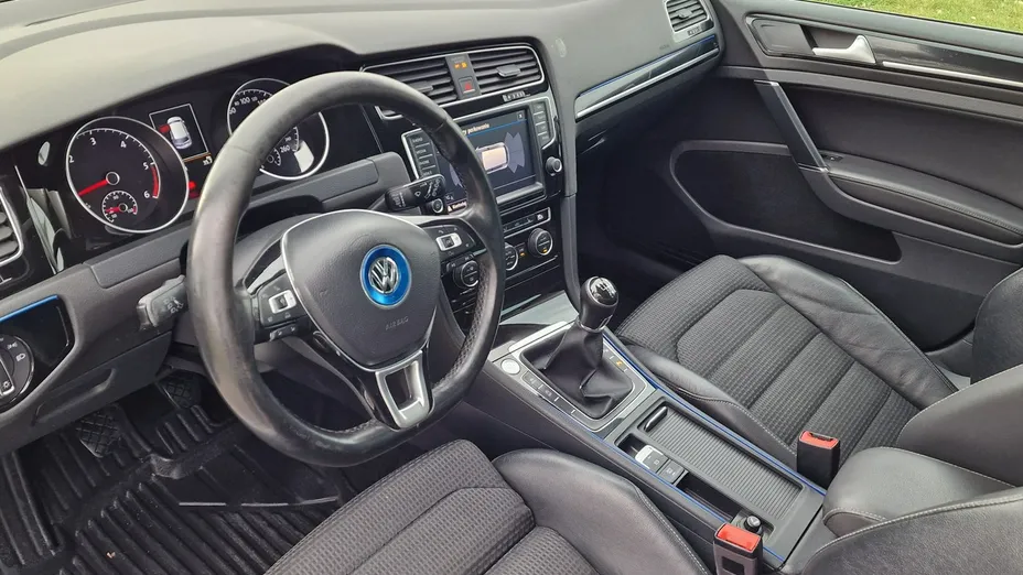 VOLKSWAGEN Golf -