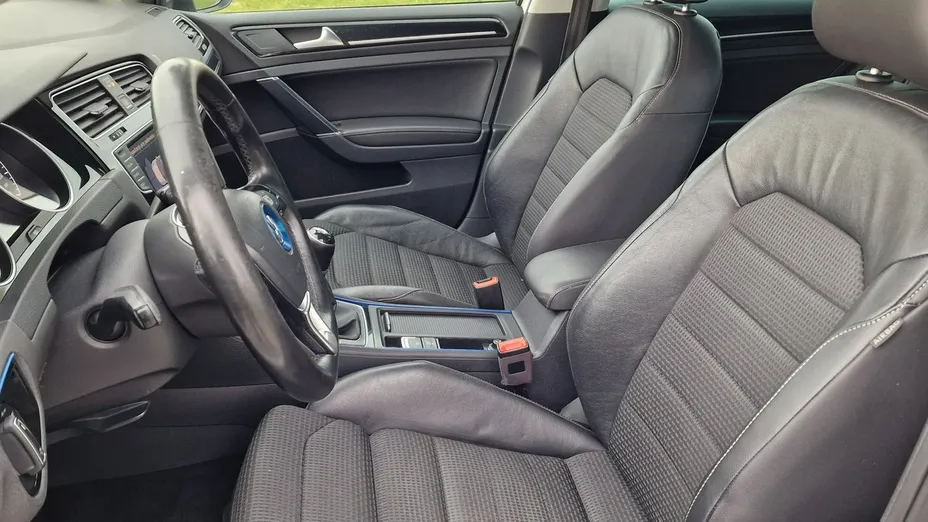 VOLKSWAGEN Golf -