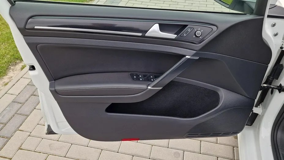 VOLKSWAGEN Golf -