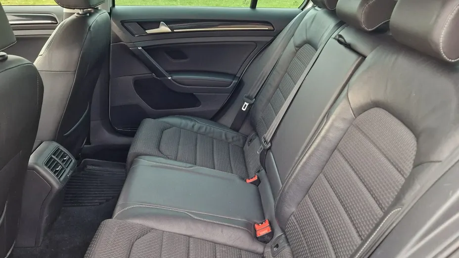 VOLKSWAGEN Golf -