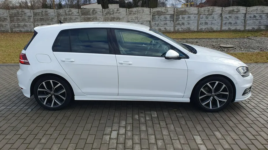 VOLKSWAGEN Golf -
