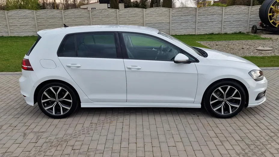 VOLKSWAGEN Golf -