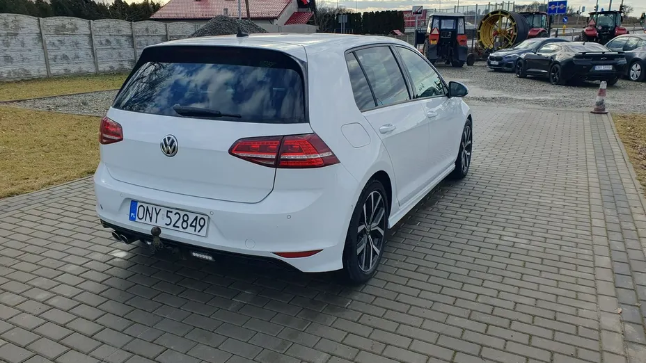 VOLKSWAGEN Golf -