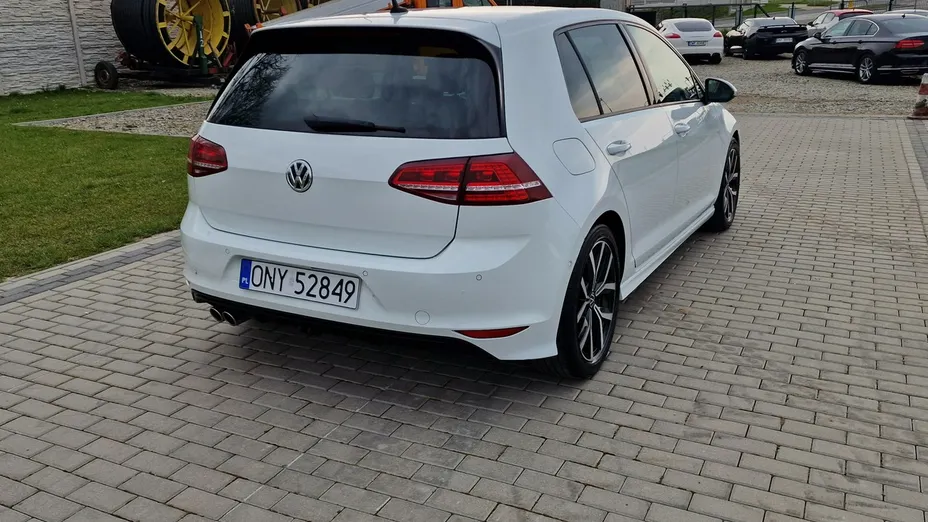 VOLKSWAGEN Golf -