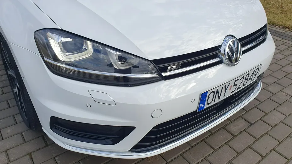 VOLKSWAGEN Golf -