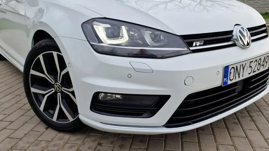 VOLKSWAGEN Golf -