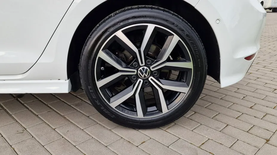 VOLKSWAGEN Golf -
