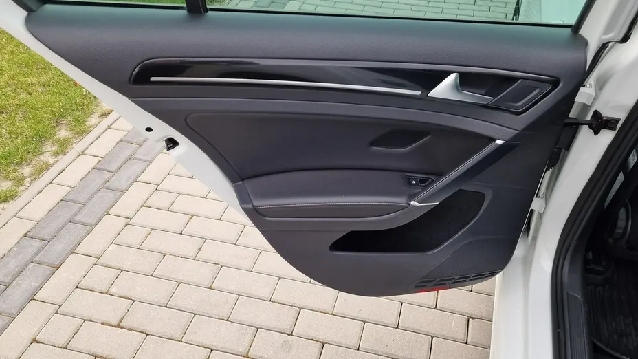 VOLKSWAGEN Golf -