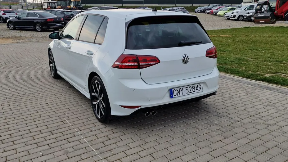 VOLKSWAGEN Golf -