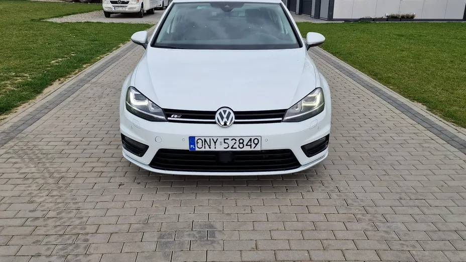 VOLKSWAGEN Golf -