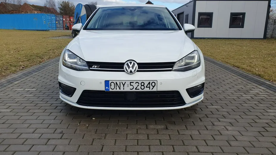 VOLKSWAGEN Golf -