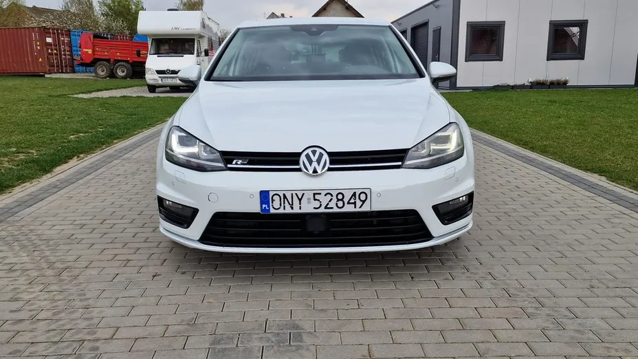 VOLKSWAGEN Golf -