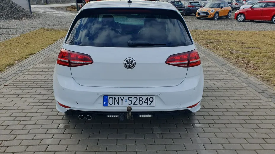 VOLKSWAGEN Golf -