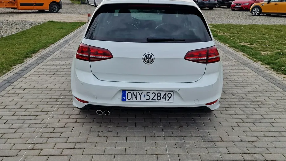 VOLKSWAGEN Golf -