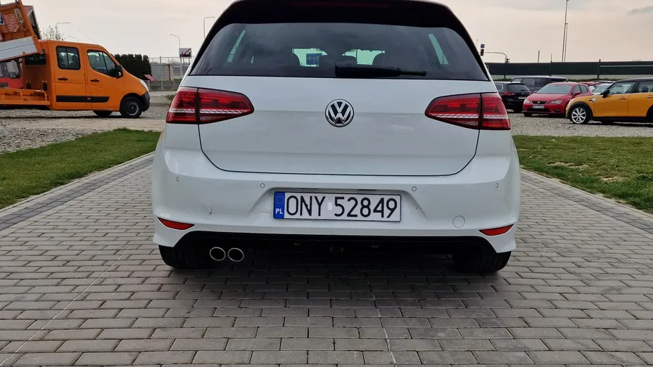 VOLKSWAGEN Golf -