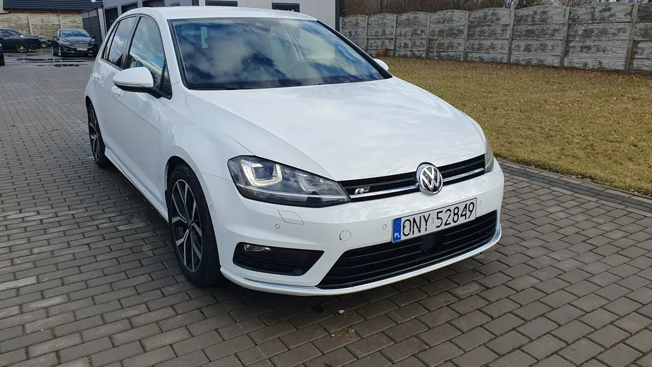 VOLKSWAGEN Golf -